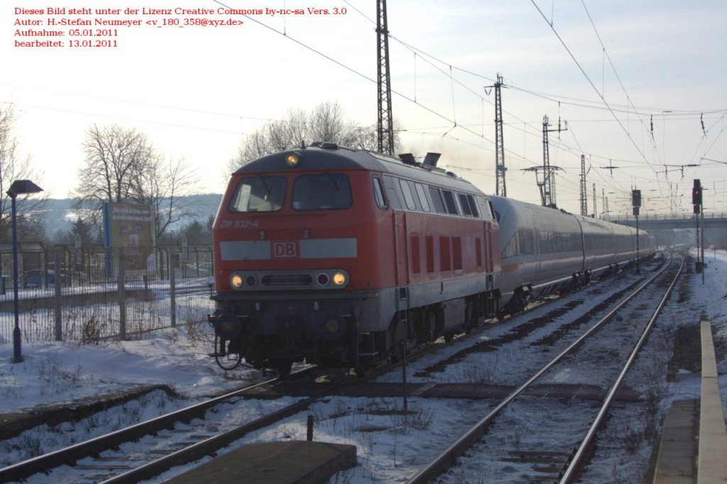 DB 218 832-4 mit dem defekten ICE 1553 von Eisenach nach Dresden Hbf, in Naumburg Hbf; 05.01.2011 (Foto: Heinz-Stefan Neumeyer)