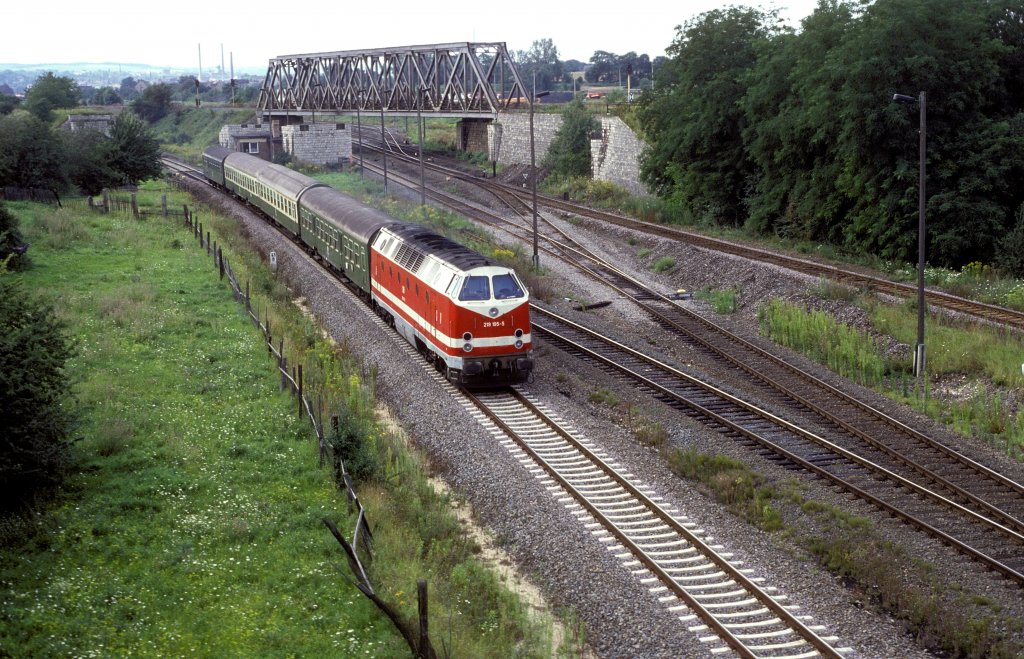 DB 219 195 mit einem Personenzug nach Leipzig, am 11.08.1993 bei der Ausfahrt in Zeitz. (Foto: Hansjrg Brutzer)