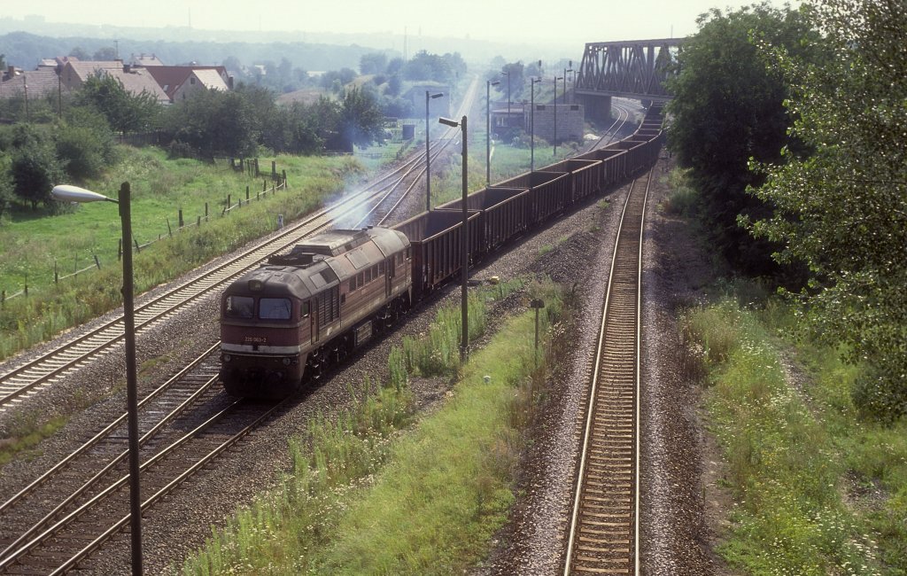 DB 220 063-2 mit einem Gterzug in Richtung Leipzig, am 09.08.1993 bei der Ausfahrt in Zeitz. (Foto: Werner Brutzer)