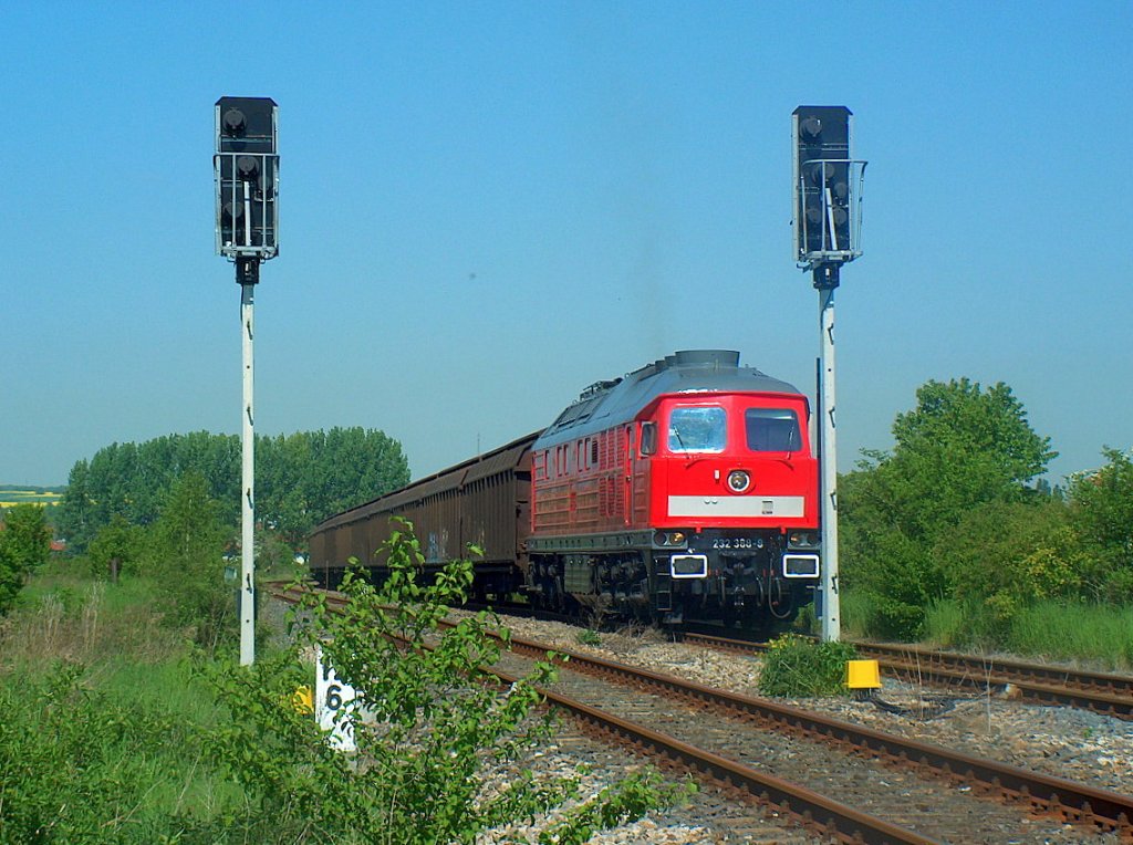DB 232 388-9 mit H-Wagen voller Zementscke vom Zementwerk Karsdorf nach Stettin Hafen, am 12.05.2008 beim Kreuzungshalt in Laucha.