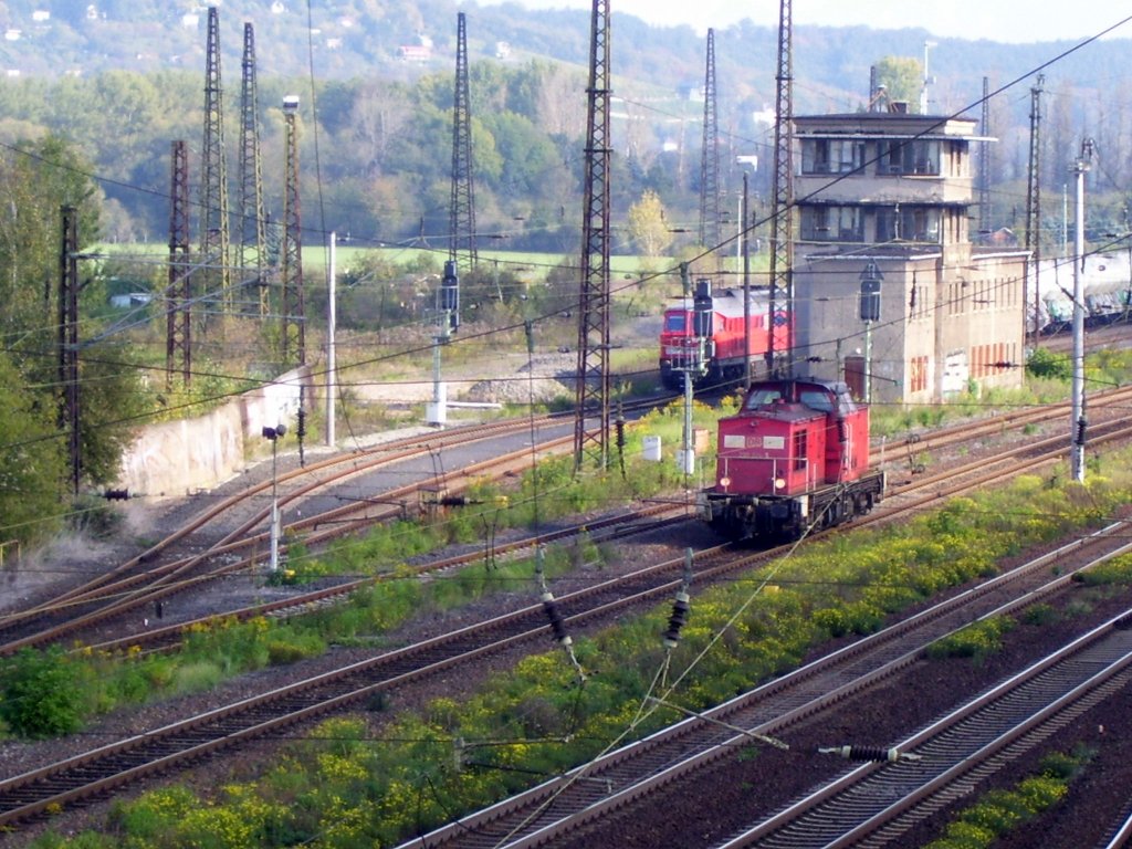 DB 298 324-5, Tfzf Richtung Grokorbetha, in Naumburg Hbf. Hinter dem Stellwerk B2/W2 wartet MEG 315 mit einem Leerementzug auf die Ausfahrt nach Karsdorf; 07.10.2007