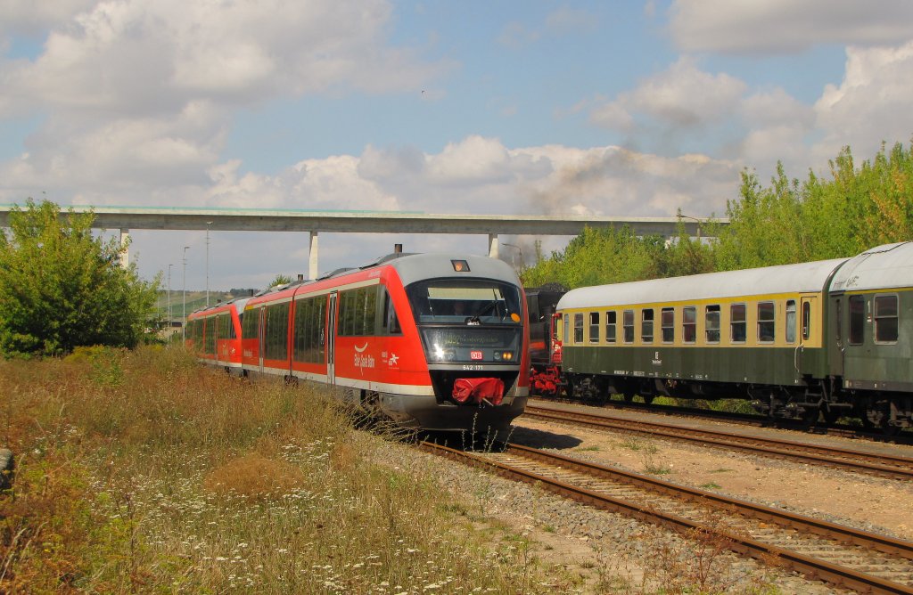 DB 642 171 als RB 34875 von Nebra nach Naumburg Ost, am 08.09.2012 bei der Durchfahrt im alten Bf Karsdorf. Wegen dem Freyburger Winzerfest kamen an dem Wochenende die Triebzge der BR 642 der Elbe-Saale-Bahn auf der Unstrutbahn zum Einsatz. Im Hintergrund berspannt die neue Unstruttalbrcke der NBS Erfurt - Leipzig/Halle das Gleis der Unstrutbahn.