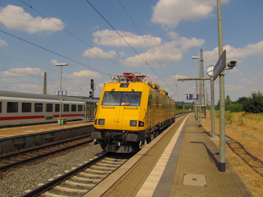 DB Netz 711 202-2 (99 80 9136 002-9 D-DB) auf der Fahrt Richtung Grokorbetha, am 18.07.2013 in Naumburg (S) Hbf.