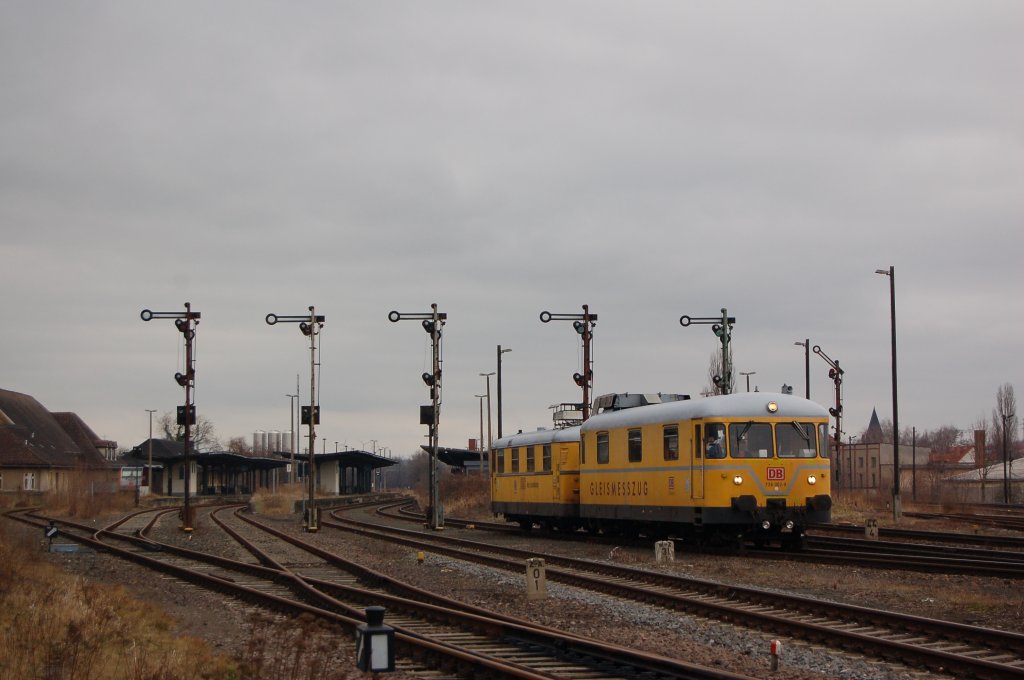 DB Netz Instandhaltung 726 002-9 + 725 002-0 als NbZ 94025 nach Nossen, am 12.03.2012 bei der Ausfahrt in Zeitz. (Foto: Dampflok015)