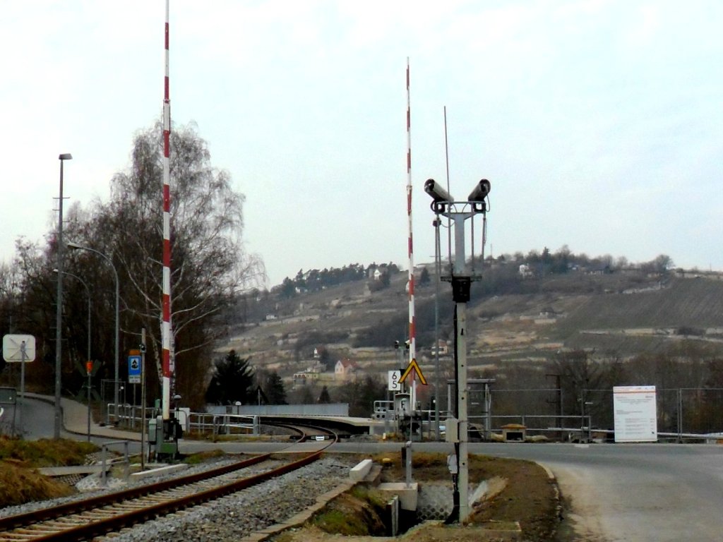 Der B in Freyburg. Im Hintergrund sieht man den neuen Haltepunkt und die Freyburger Schweigenberge; 03.03.2012