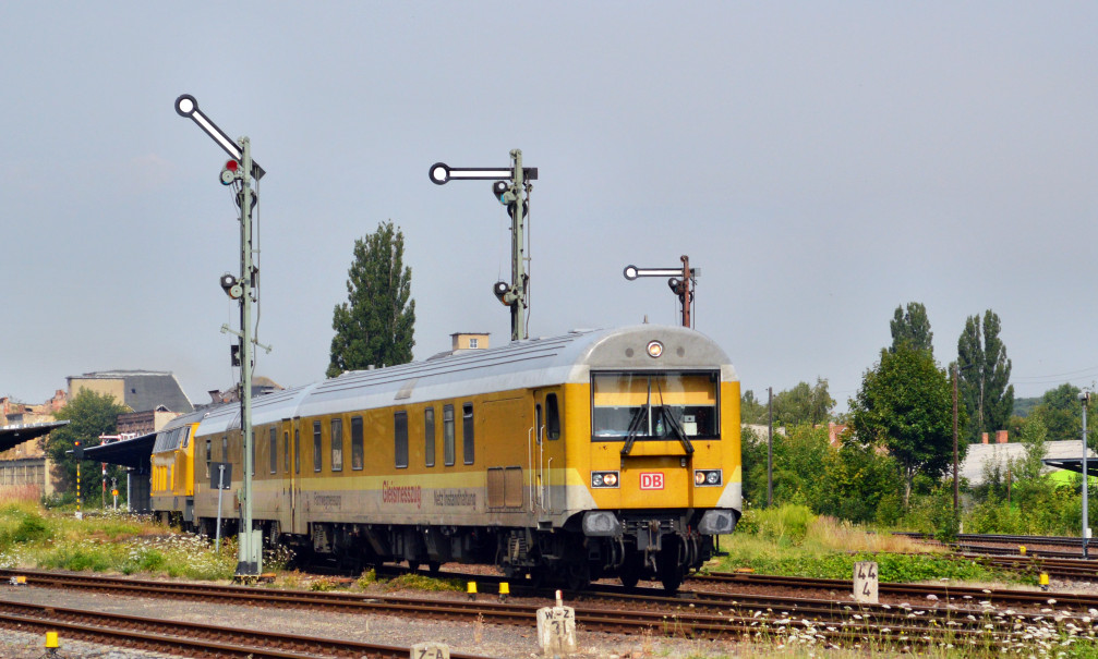 Der DB Netz Fahrwegmesszug RAILab 2 wird von 218 477-8 am 24.07.2013 aus dem Zeitzer Bahnhof geschoben. Als NbZ 91901 geht es ber Leipzig nach Jterbog.