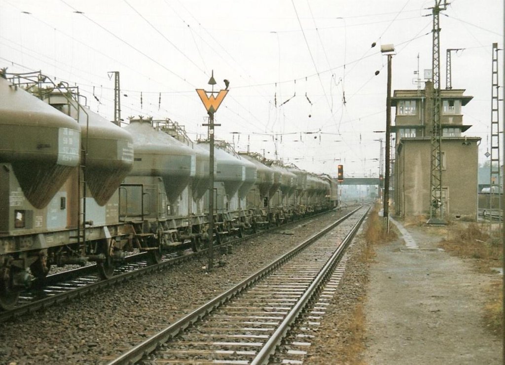 Der Dgs 56965 von Karsdorf nach Gschwitz, gezogen von DB 231 011-8, bei der Ausfahrt in Naumburg Hbf; 02.11.1991 (Foto: Wolfgang Schink)
