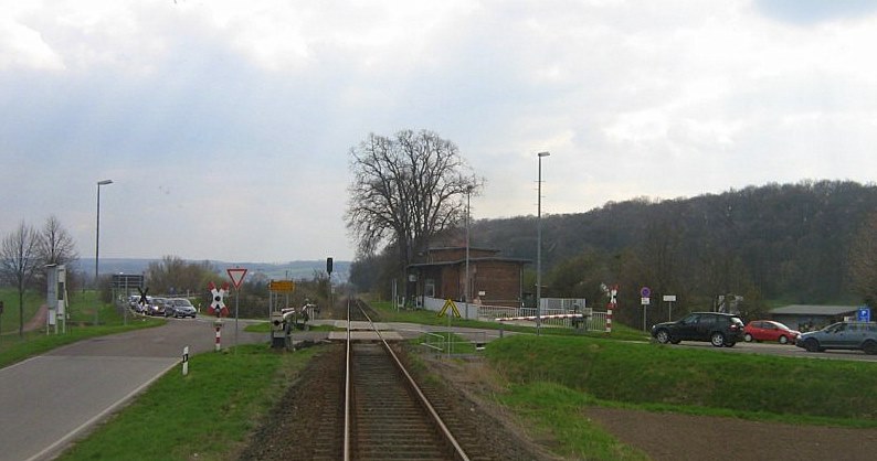 Der durch den Abzweig nach Grojena mit 4 Schranken gesicherte Bahnbergang in Kleinjena; 05.04.2010 (Foto: Thomas Menzel)