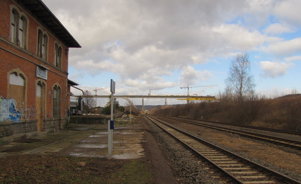 Der ehemalige Bf Karsdorf mit den zurckgebauten Bahnsteigen am 19.02.2012. Die Gleisanlagen wurden aber erhalten, um auch zuknftig Sonderzge dort abstellen und Gterzge von und in das Zementwerk bereitstellen zu knnen.