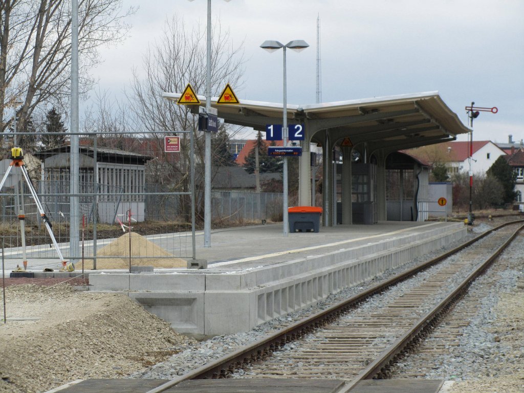Der modernisierte Bahnsteig 1 und 2 am 12.03.2012 in Laucha. (Foto: Dieter Thomas)