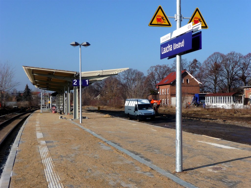 Der neu gebaute Bahnsteig in Laucha am 26.01.2012. (Foto: Klaus Pollmcher)