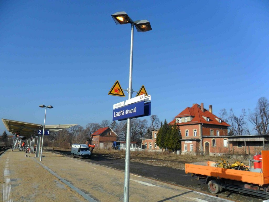 Der neue Bahnsteig mit dem neuen Stationsschild in Laucha; 26.01.2012