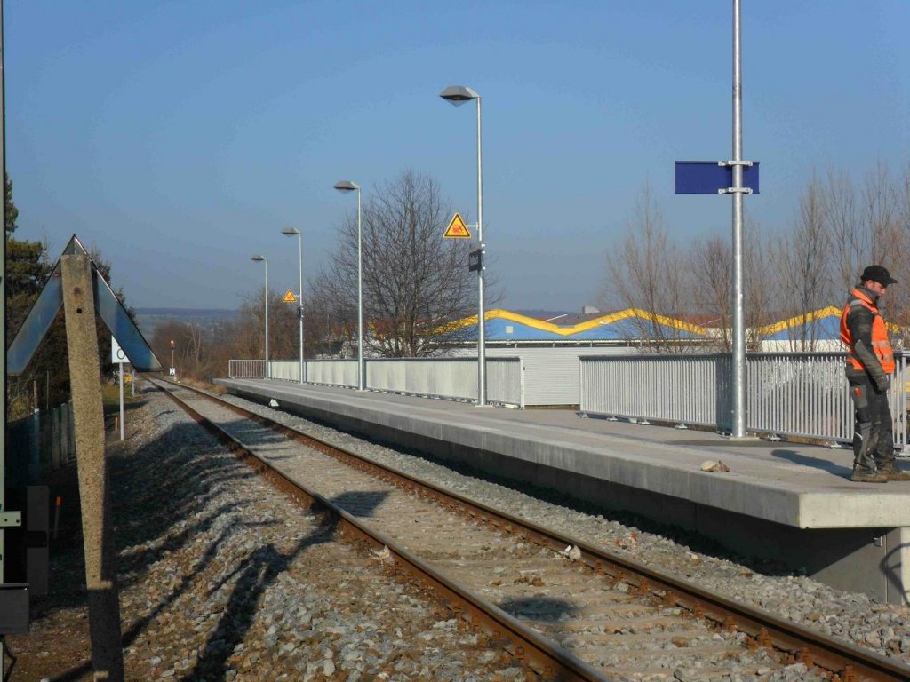 Der neue Haltepunkt in Robach zwischen Naumburg und Kleinjena. Am 26.01.2012 wurden noch ein paar Restarbeiten erledigt.