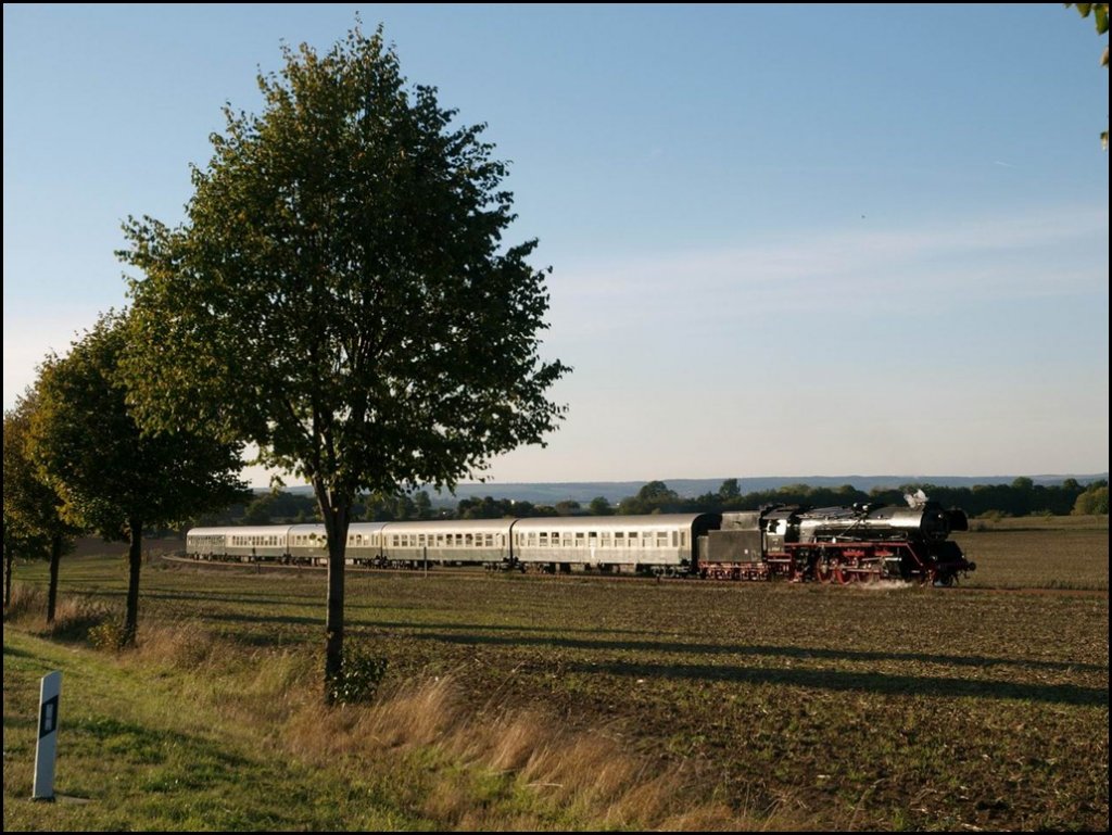 Der  Rotkppchen-Express I  auf der Rckfahrt von Freyburg nach Altenburg, am 30.09.2012 bei Sten. (Foto: Steffen Tautz)