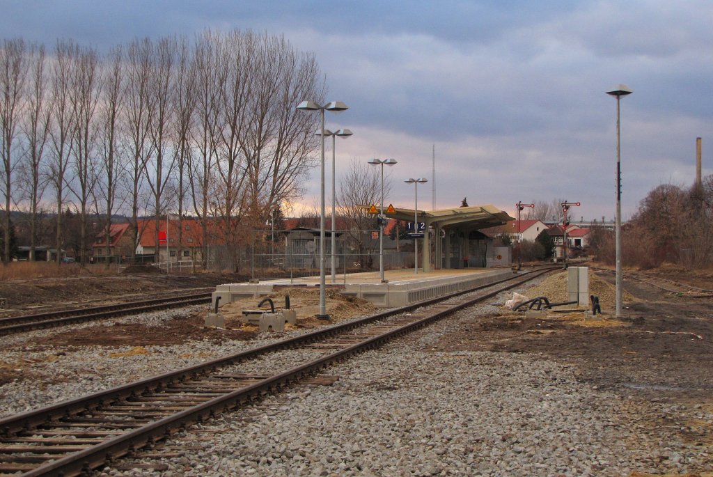 Der sanierte Bahnsteig 1 und 2 in Laucha. An der neuen Schnittstelle zwischen Bus und Bahn wird noch gearbeitet; 19.02.2012 