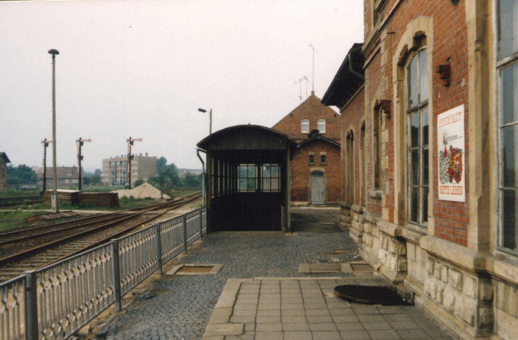 Der Stadtseiteneingang zur Bahnsteigunterfhrung in Laucha im April 1988. (Foto: Gnther Gbel) 