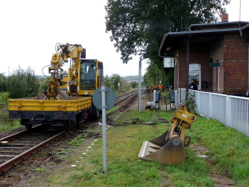 Der Umbau des Hp in Kleinjena beginnt. Die alte Bahnsteigkante wird entfernt. Ein Zweiwegebagger der Strabag fhrt die rausgebrochenen Betonstcke ab; 12.10.2011 (Foto: Klaus Pollmcher)