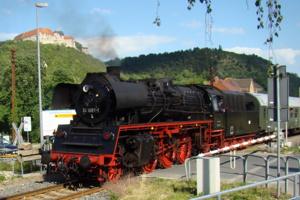 Die 35 1097-1 der IG 58 3047 e.V. als Schlusslok am DPE 91540 von Karsdorf nach St. Egidien, am 09.06.2012 am Hp Freyburg. (Foto: Gnther Gbel)
