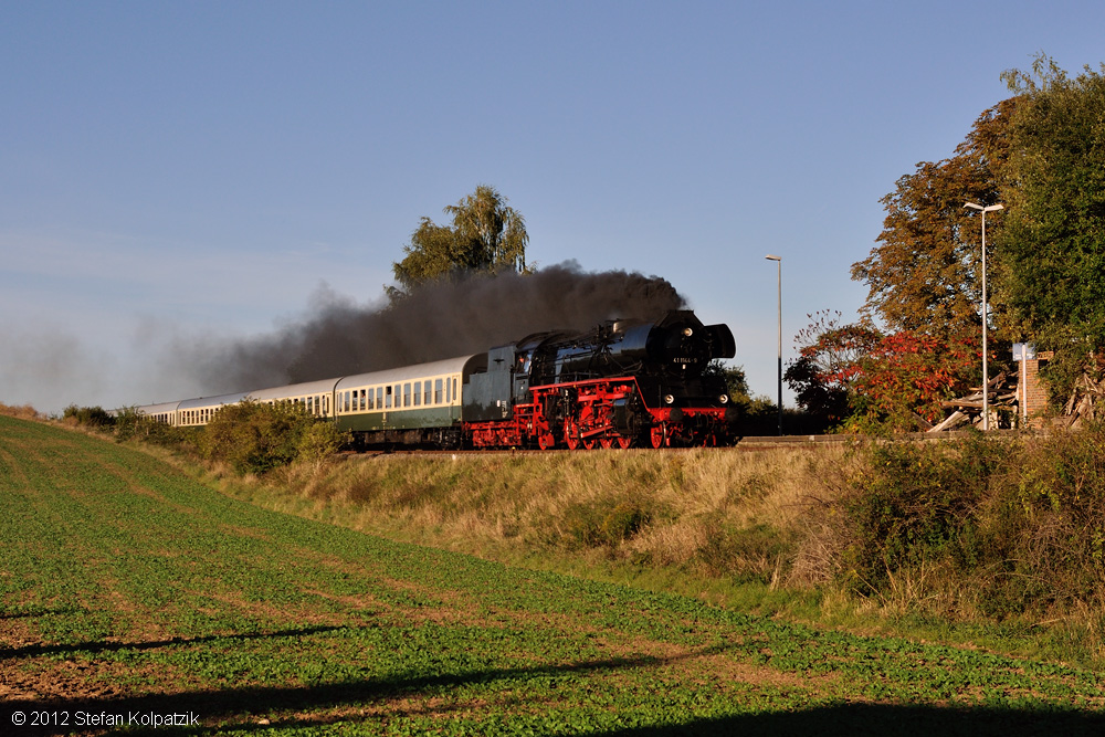 Die 41 1144-9 auf der Rckfahrt mit dem  Rotkppchen-Express I  von Freyburg nach Altenburg, am 30.09.2012 bei Wethau. (Foto: Stefan Kolpatzik)