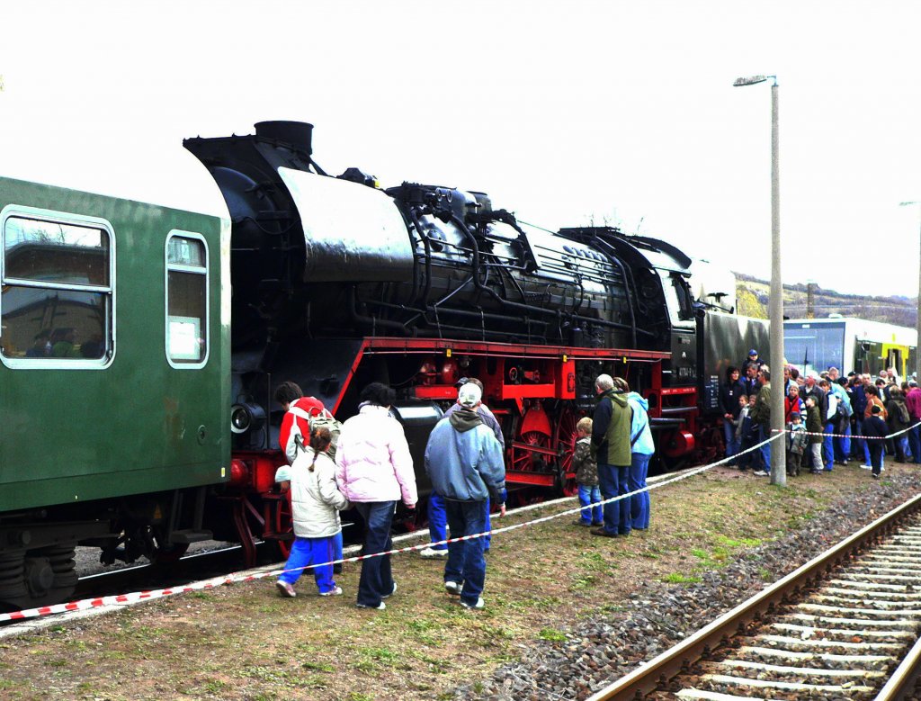 Die 41 1144-9 der IGE Werrabahn-Eisenach e.V. war der Publikumsmagnet whrend dem 3. Dampflokfest in Karsdorf; 26.10.2008 (Foto: Dieter Thomas)