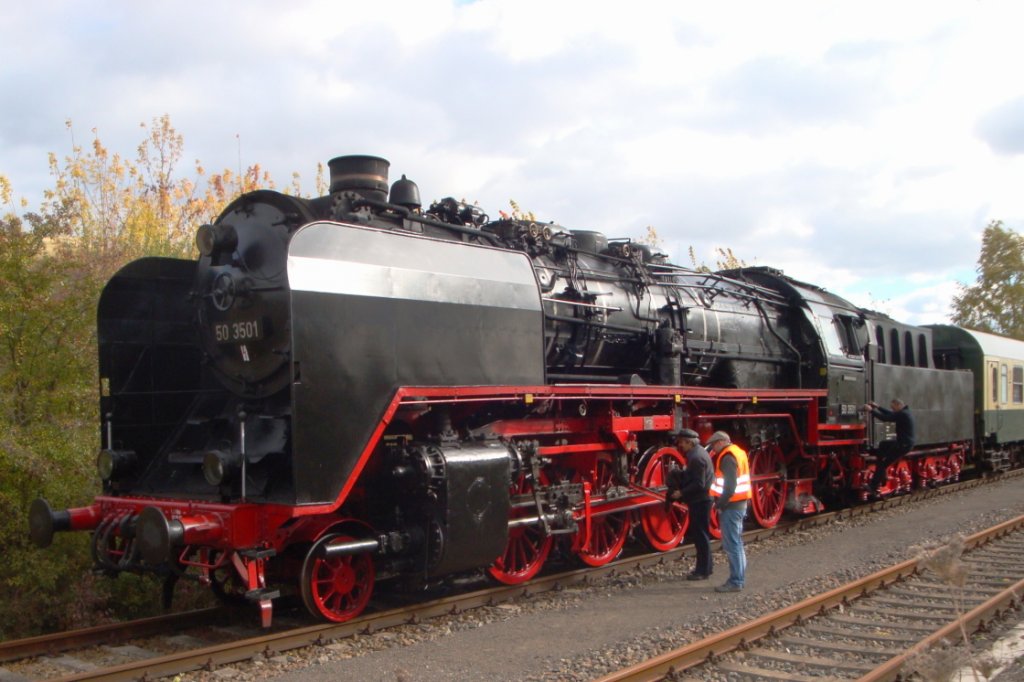 Die 50 3501 vom Dampflokwerk Meiningen im Bf Karsdorf. Sie brachte dieses Jahr den  Rotkppchen-Express II  aus Eisenach nach Freyburg, das die 41 1144-9 zu einer Fahrwerksuntersuchung in Meiningen war; 24.10.2010 (Foto: Gnther Gbel)