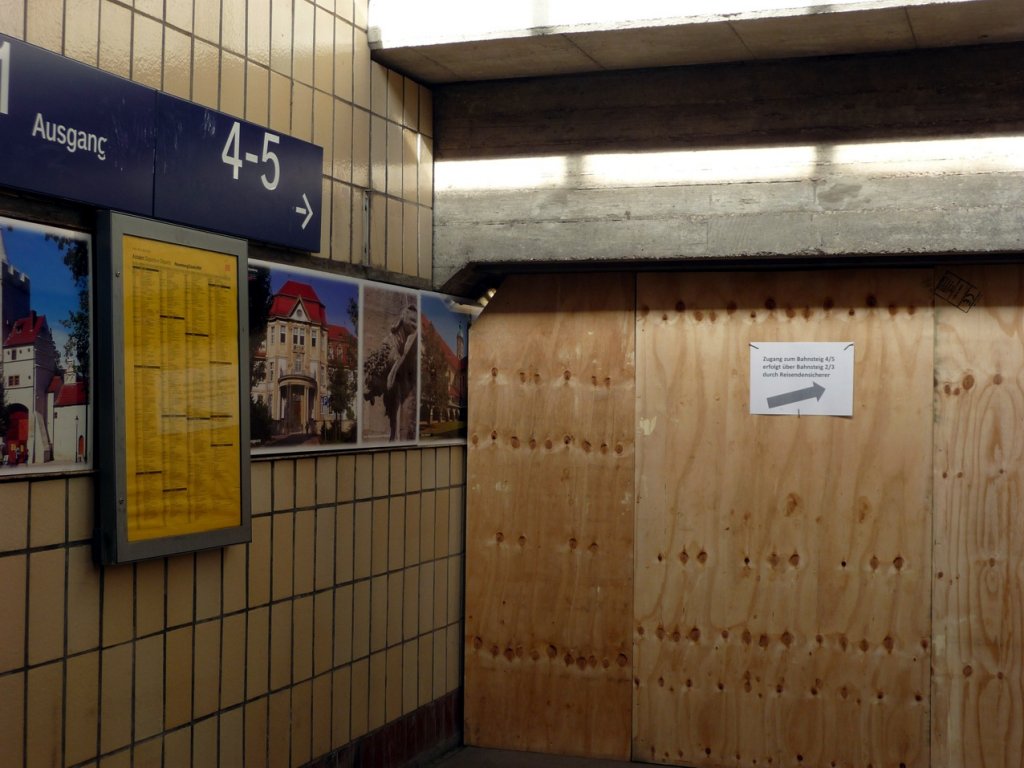 Die Absperrung zu den Gleisen 4 und 5 whrend dem Bahnsteigneubau, am 03.10.2012 in Naumburg Hbf. (Foto: Klaus Pollmcher)