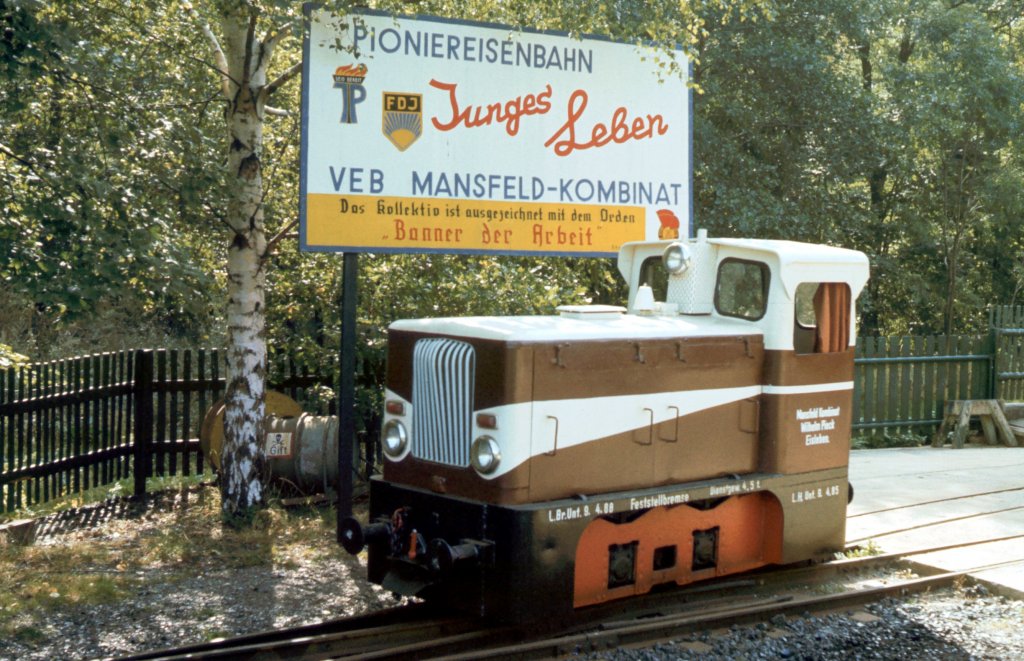 Die Akkulok EL 9, einer V10 C nachgebildet, der Pioniereisenbahn Vatterode am 22.09.1988.
