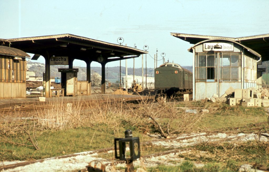 Die Bahnsteige in Laucha. Im Vordergrund das ehemalige Gleis der Finnebahn nach Lossa; 27.04.1982 (Foto: Klaus Pollmcher)