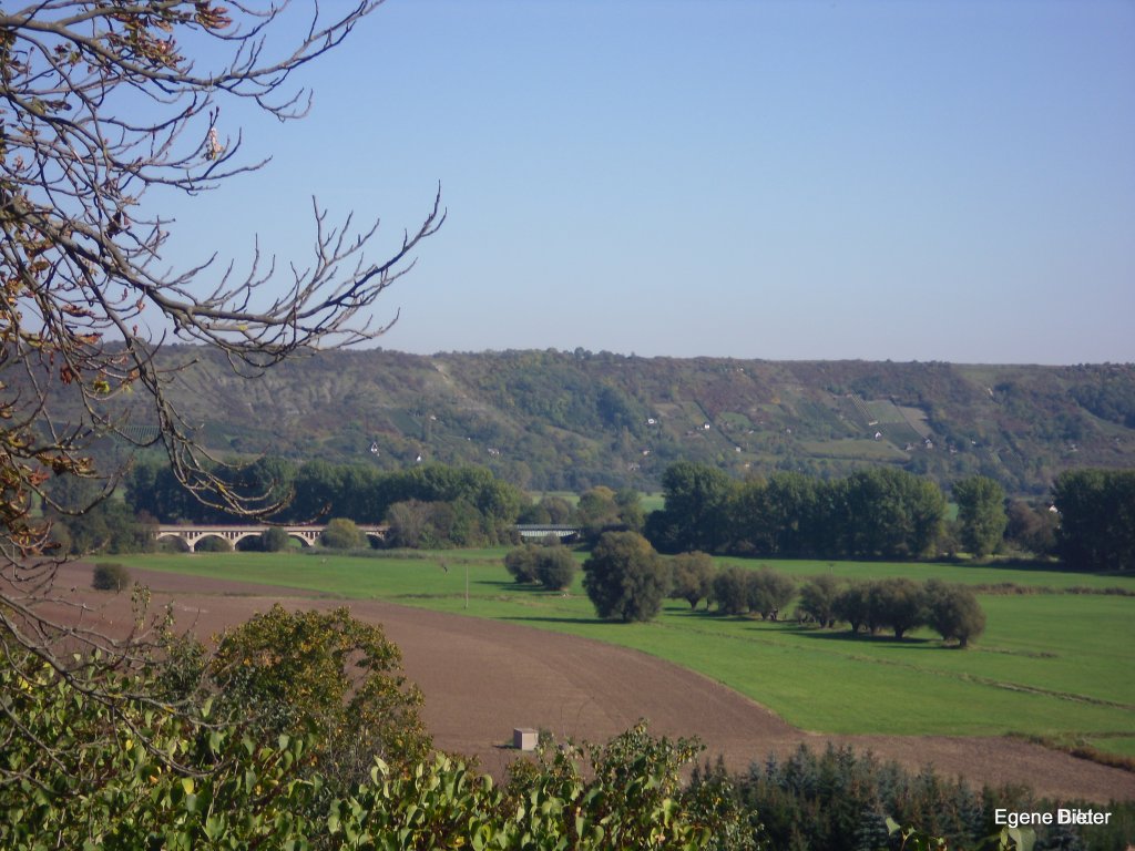 Die beiden schnen Eisenbahnbrcken zwischen Kirchscheidungen und Burgscheidungen zusammen auf einem Bild im Oktober 2011. Im Hintergrund die Weinberge bei Dorndorf.