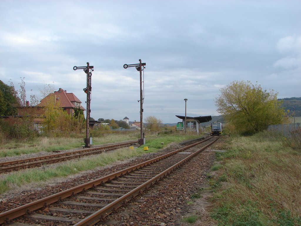 Die Flgelsignale und der einzig noch verbliebene  richtige  Bahnsteig im Bf Laucha; 25.10.2009 (Foto: Dieter Thomas)