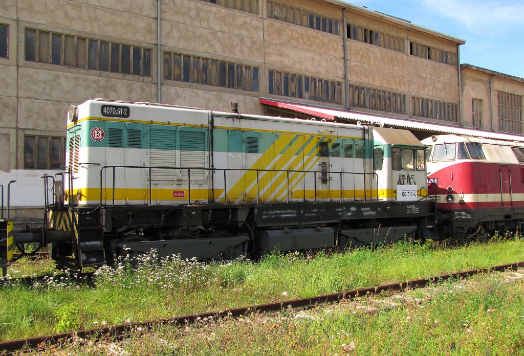 Die von Railsystems RP vor der Verschrottung gerettete ARCO 4070.51-2 in Karsdorf, die bereits in 107 513-4 umnummeriert wurde; 10.09.2011
