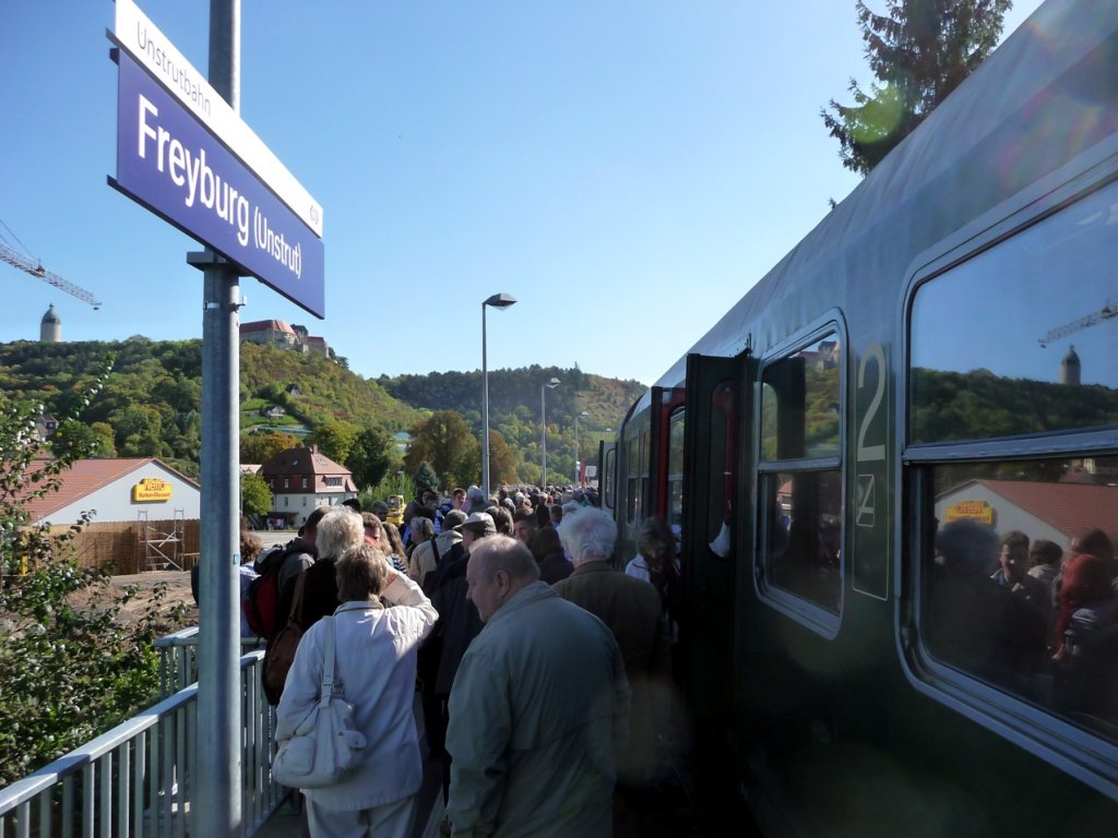 Die Reisenden vom  Rotkppchen-Express I  aus Altenburg, beim aussteigen am 30.09.2012 am Hp Freyburg. (Foto: Klaus Pollmcher)