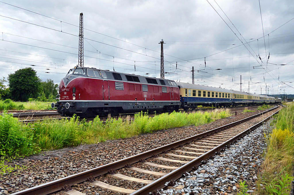 Die V200 116 der Dampflok Tradition Oberhausen mit dem  Rheingold Jubilums-Express  DPE 25792 von Leipzig Hbf nach Kln Hbf, am 26.06.2013 bei der Durchfahrt in Naumburg. (Foto: Thomas Fritzsche)
