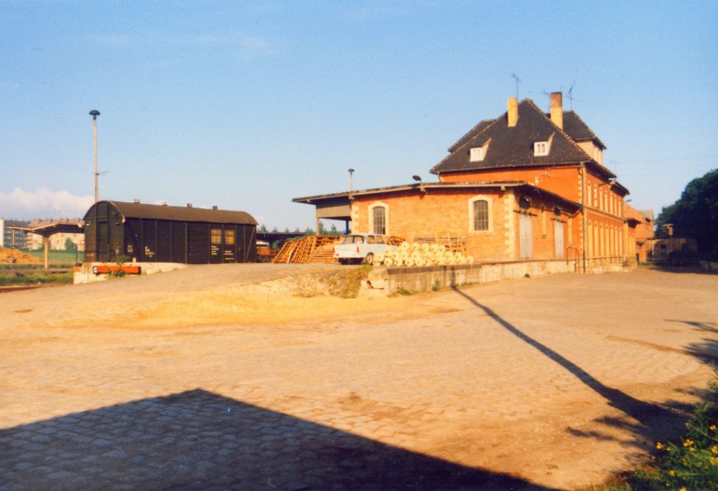 Die Verladerampe neben dem Bahnhofsgebude in Laucha, mit abegestellten Bauzugwagen; 1988 (Foto: Gnther Gbel)