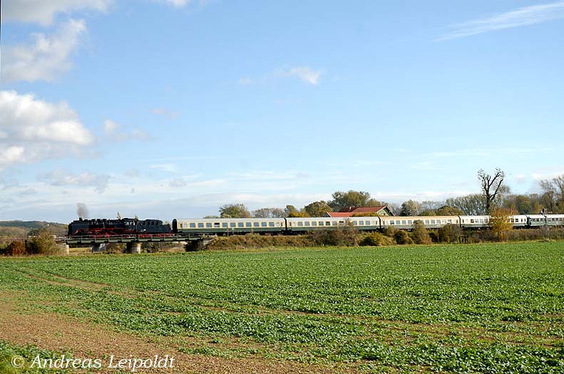 DLW 50 3501 mit dem RE 16590  Rotkppchen-Express II  von Camburg nach Freyburg, bei Robach; 24.10.2010 (Foto: Andreas Leipoldt)