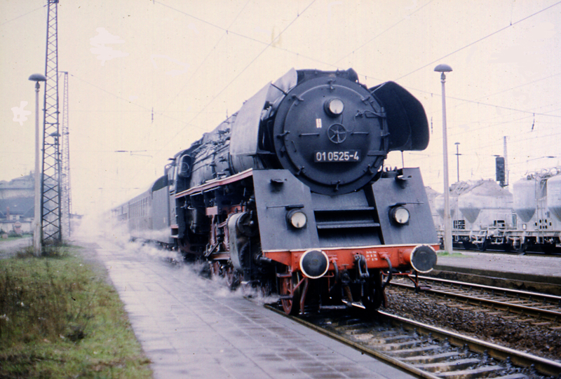 DR 01 0525-4 mit dem D 504 von Saalfeld nach Berlin-Lichtenberg, am 05.04.1980 beim Halt in Naumburg Hbf. (Foto: Gerd Bhmer, www.gerdboehmer-berlinereisenbahnarchiv.de)