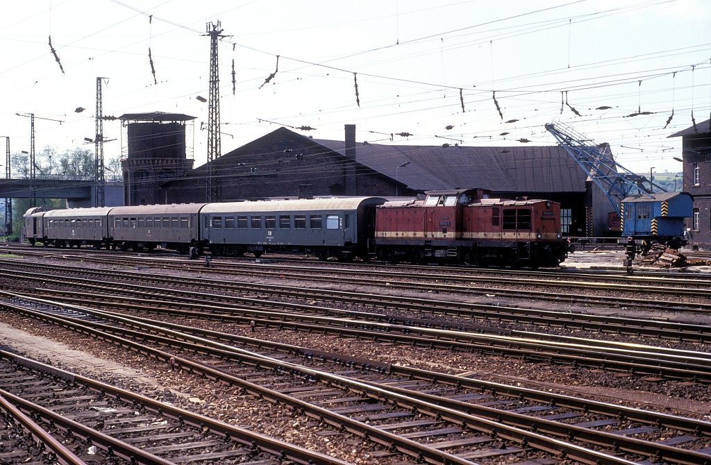 DR 110 082-5 mit einem Personenzug aus Richtung Nebra, am 08.05.1991 bei der Einfahrt in Naumburg Hbf. Im Hintergrund sieht man das Bw und den dortigen Kohleverladekran. (Foto: Werner Brutzer)