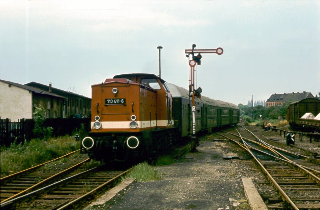 DR 110 411-6 mit einem Personenzug am 15.06.1981 in Halberstadt.