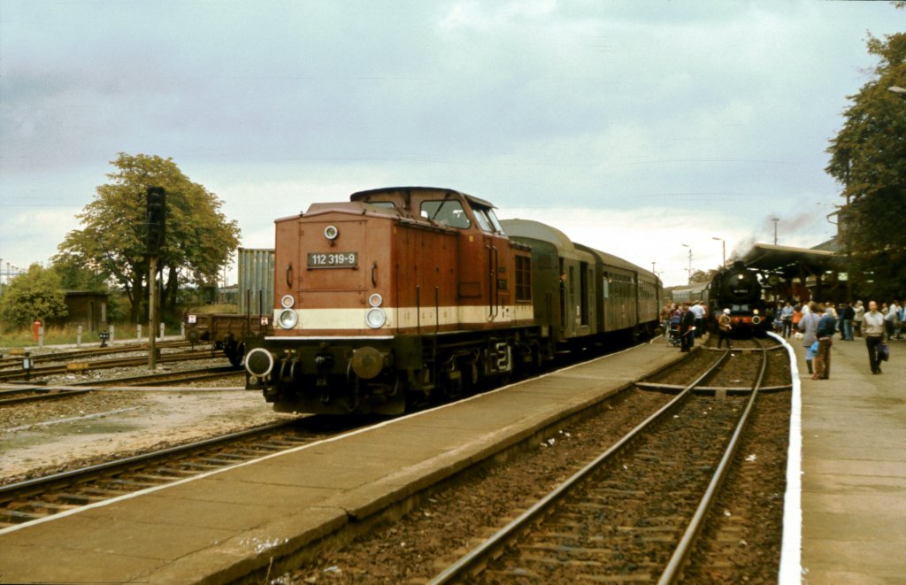 DR 112 319-9 mit einem Personenzug nach Naumburg Hbf, im Bf Artern,. Daneben steht DR 44 1093-2 mit dem Geburtstagssonderzug  100 Jahre Unstrutbahn  aus Naumburg Hbf; 01.10.1989 (Foto: Klaus Pollmcher)