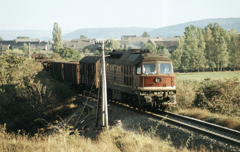 DR 132 127-2 mit einem Gterzug Richtung Karsdorf, bei Kirchscheidungen; 29.09.1985 (Foto: Klaus Pollmcher)