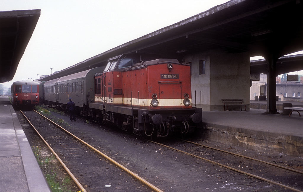 DR 171 154 und die DR 110 051-0 mit einem Personenzug am 12.05.1991 im Bf Zeitz. (Foto: Werner Brutzer)