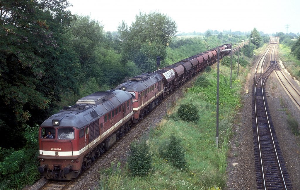 DR 220 041-9 und 220 169-7 mit einem Kohlezug am 09.08.1993 in Zeitz. (Foto: Werner Brutzer)