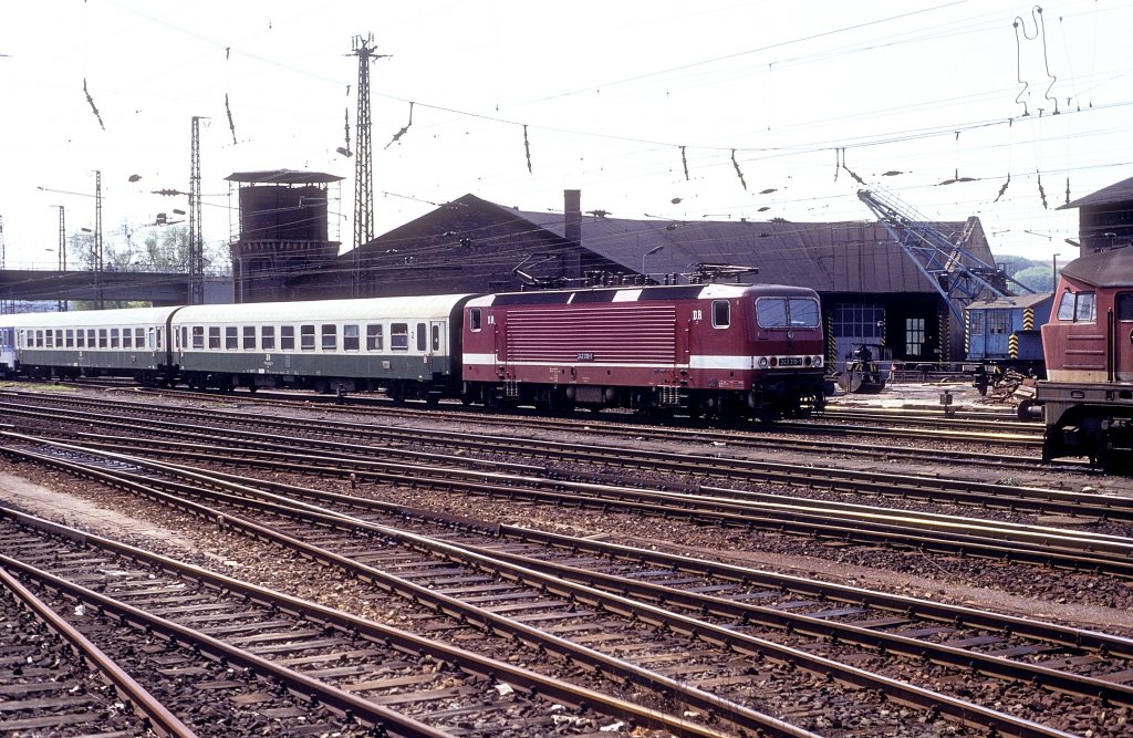 DR 243 319-1 vermutlich mit dem D 453 von Frankfurt (M) nach Leipzig, am 08.05.1991 in Naumburg Hbf. (Foto: Werner Brutzer)