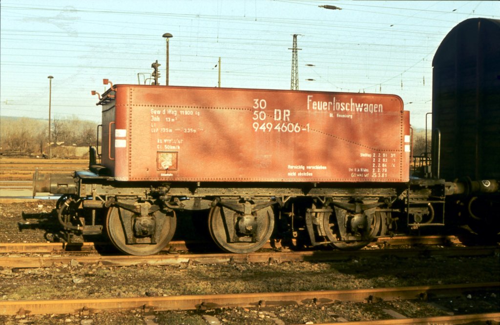 DR 30 50 949 4606-1 am 31.01.1982 in Naumburg (S) Hbf. Dies ist ein aus einem ehem. Dampfloktender erschaffener Feuerlschwagen der Deutschen Reichsbahn gewesen. (Foto: Klaus Pollmcher)