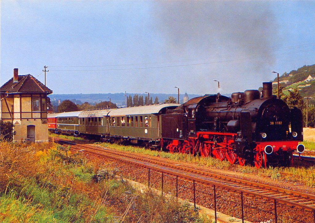 DR 38 1182 mit einem Intraflug-Sonderzug von Stuttgart nach Frankfurt (M), bei der Ausfahrt in Freyburg; 02.09.1983 (Foto: Eisenbahnstiftung Joachim Schmidt http://www.eisenbahnstiftung.de)
