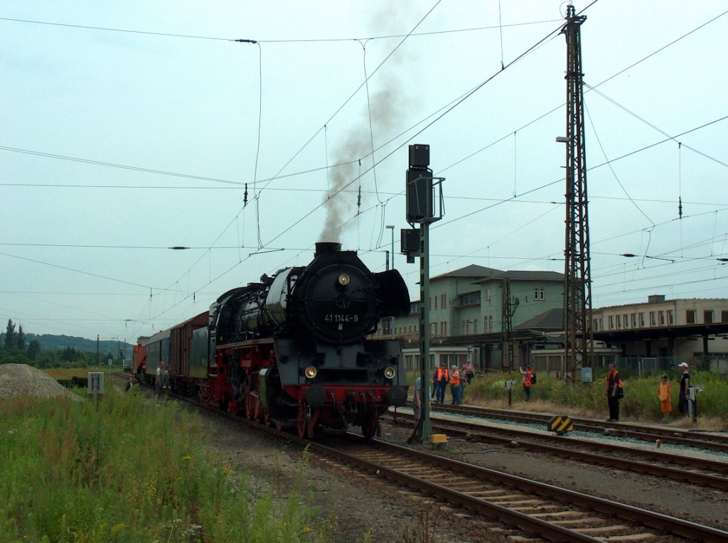 DR 41 1144-9 bernahm in Naumburg (S) Hbf einen Schwertransport der Firma HCS und brachte den Transformator nach Knitz; 13.07.2008 
