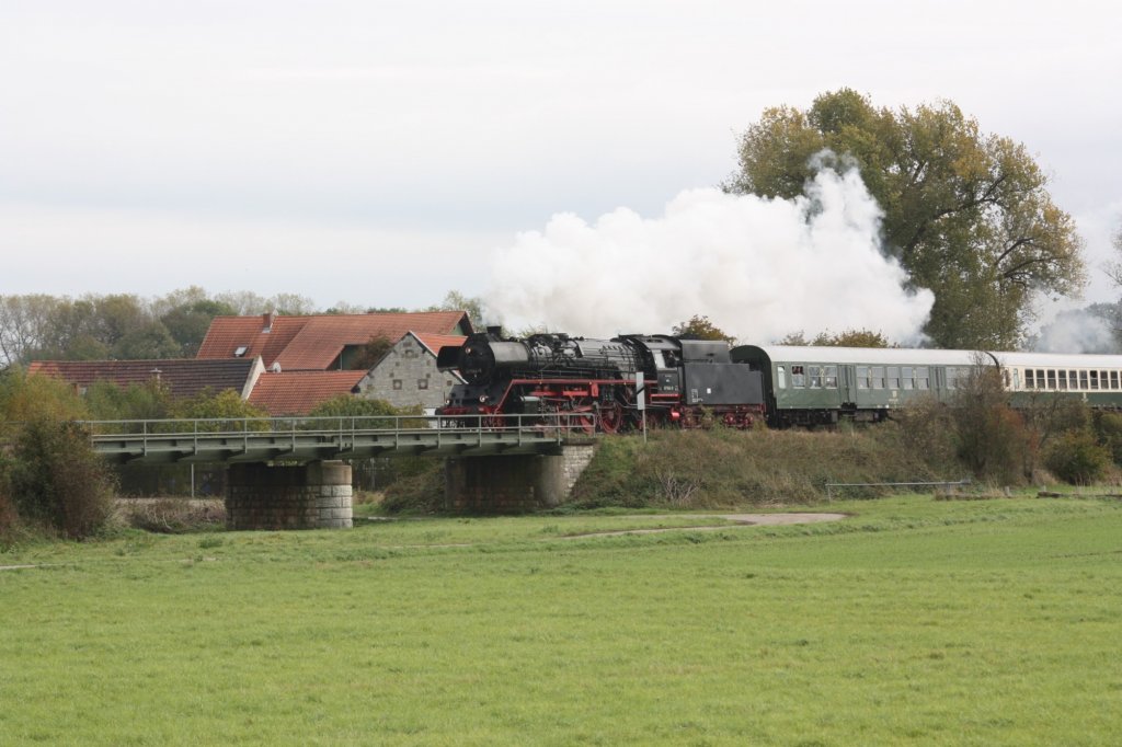 DR 41 1144-9 mit dem RE 16591  Rotkppchen-Express II  von Eisenach nach Freyburg, bei Robach; 25.10.2009