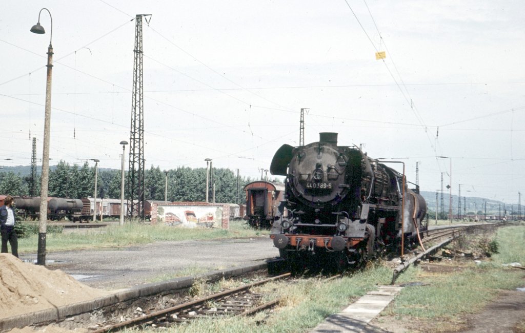 DR 44 0389-5 als Heizlok fr die Molkerei Naumburg, am 22.06.1980 am Bahnsteig 1a in Naumburg Hbf. (Foto: Klaus Pollmcher) 