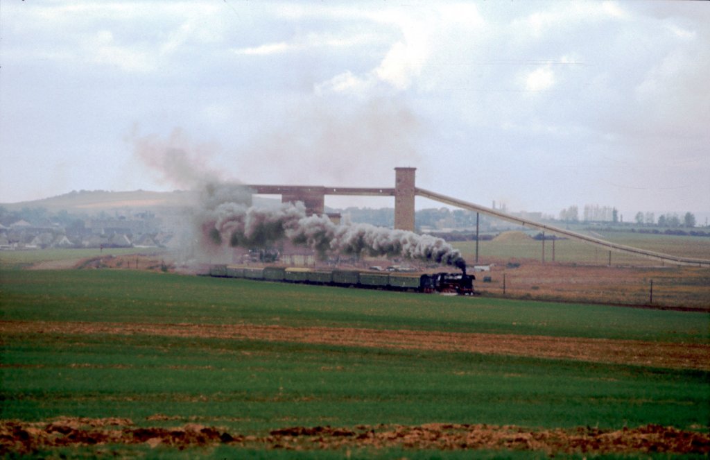 DR 44 1093-2 mit einem Sonderzug, zum 100. Geburtstag der Unstrutbahn, von Artern nach Naumburg Hbf, bei Roleben; 01.10.1989 (Foto: Klaus  Pollmcher)