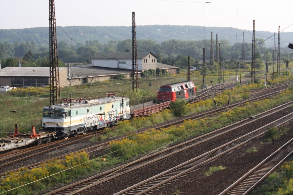 EBS 228 751-1 mit der KEG 7001 auf der Fahrt von Karsdorf nach Rostock Seehafen, bei der Einfahrt in Naumburg Hbf; 22.08.2011 (Foto: Peter Stumpf)